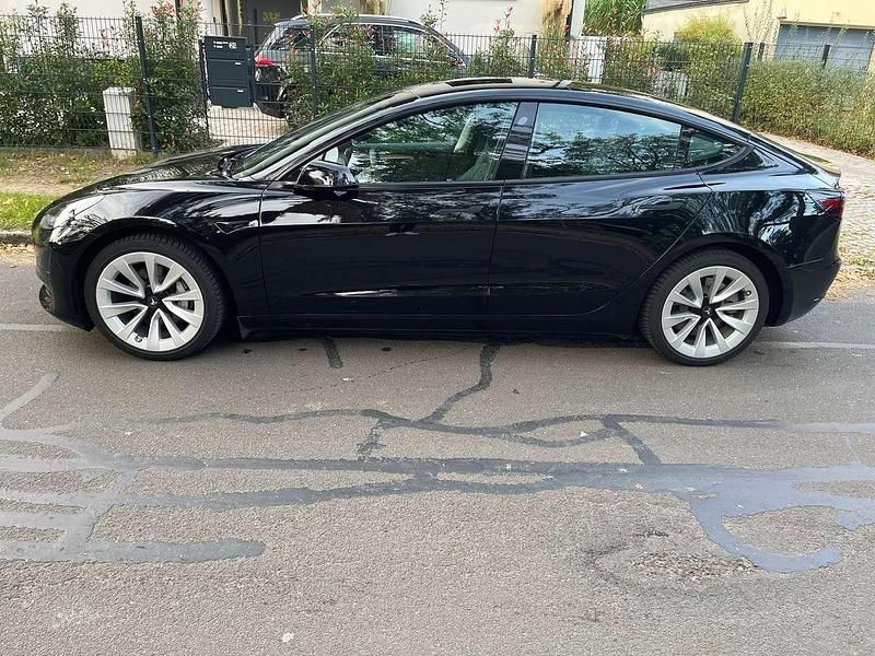 Schwarz Gebraucht 2022 Tesla Model 3 Standard Range Plus Limousine | 27.500 € (Guter Preis) - Bild 1/4