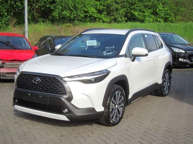 Platinumweiß perleffekt Gebraucht 2024 Toyota Corolla Cross Team SUV | 30.990 € (Superpreis) - Bild 1/4
