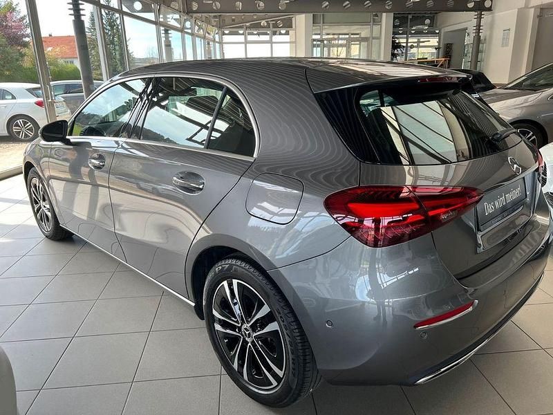 Gebraucht Mercedes A200 Advanced Plus 163 PS (119 kW) 2023 Grau Limousine