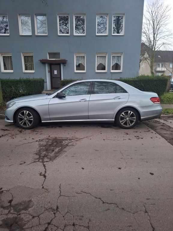 Blau Gebraucht 2014 Mercedes E200 Limousine | 10.500 € (Superpreis) - Bild 1/4