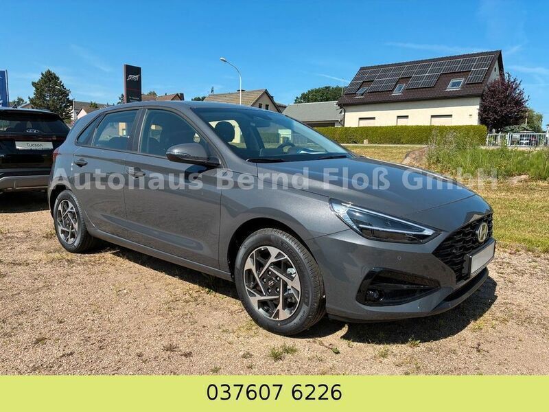 Grau Neu 2025 Hyundai i30 GO! Limousine | 21.990 € (Fairer Preis) - Bild 1/4