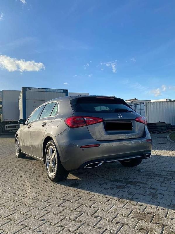 Gebraucht Mercedes A180 116 PS (85 kW) 2019 Grau Kleinwagen