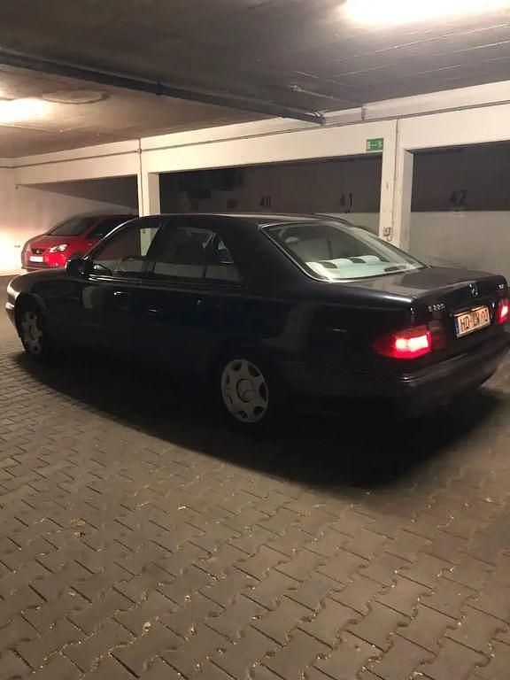 Schwarz Gebraucht 2001 Mercedes E220 Classic Limousine | 2.950 € (Guter Preis) - Bild 1/4