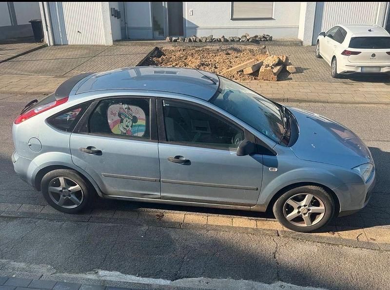 Second-hand Ford Focus Ambiente 101 CP (74 kW) 2005 Albastru Berlinǎ