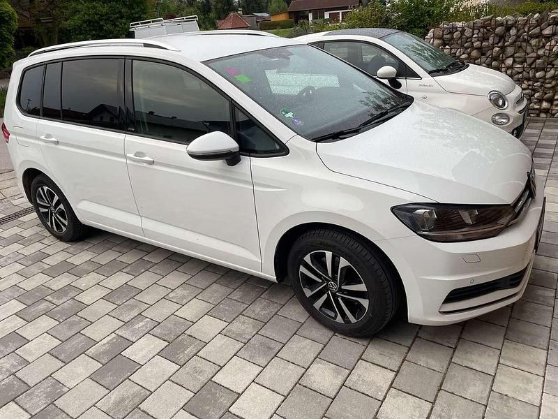 Weiß Gebraucht 2021 VW Touran Comfortline Van / Kleinbus | 23.980 € (Fairer Preis) - Bild 1/4