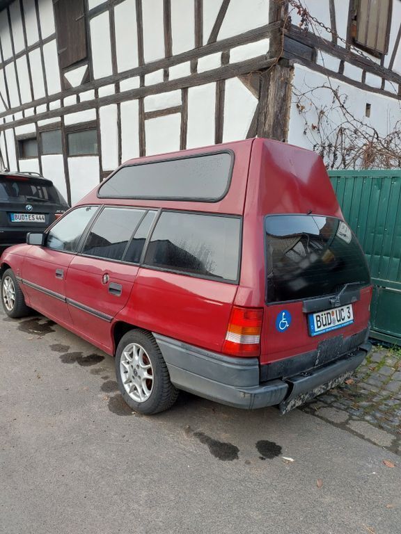 Rot Gebraucht 1993 Opel Astra Limousine | 2.850 € - Bild 1/4