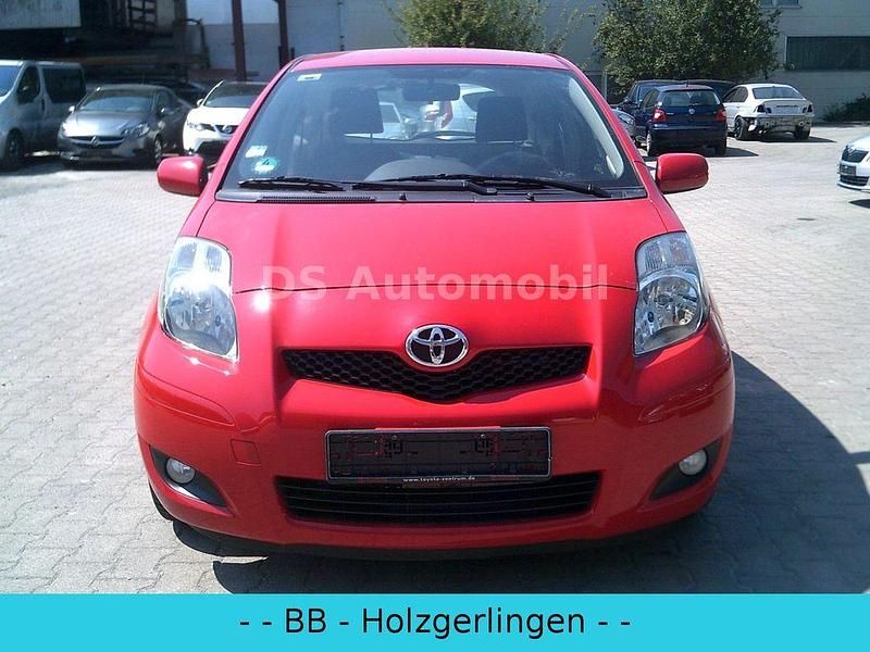 Rot Gebraucht 2010 Toyota Yaris Life Kleinwagen | 2.999 € (Guter Preis) - Bild 1/4