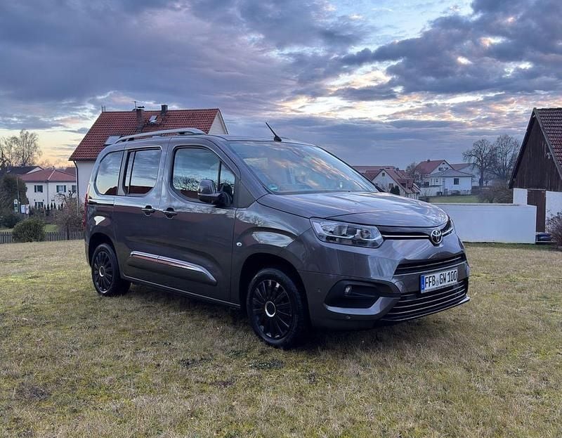 Grau Gebraucht 2020 Toyota Proace City City Van / Kleinbus | 24.900 € (Etwas zu teuer) - Bild 1/4