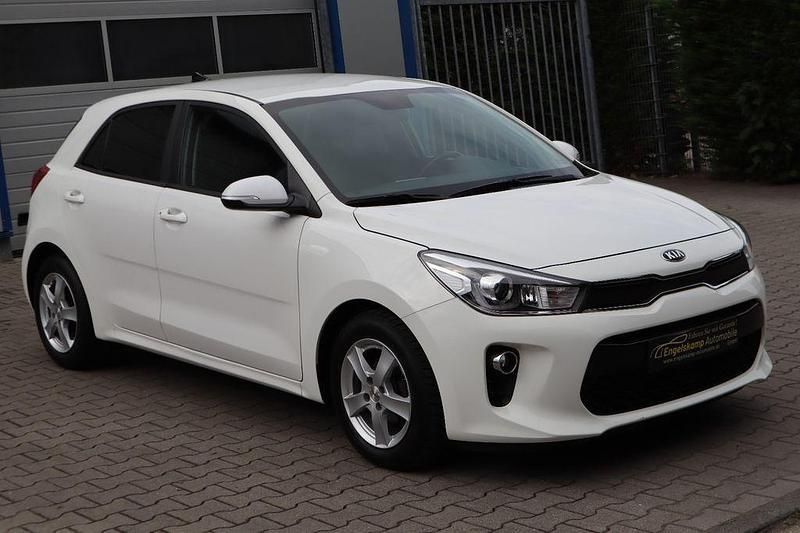 Weiß Gebraucht 2020 Kia Rio DREAM-TEAM Edition Limousine | 10.290 € (Guter Preis) - Bild 1/4