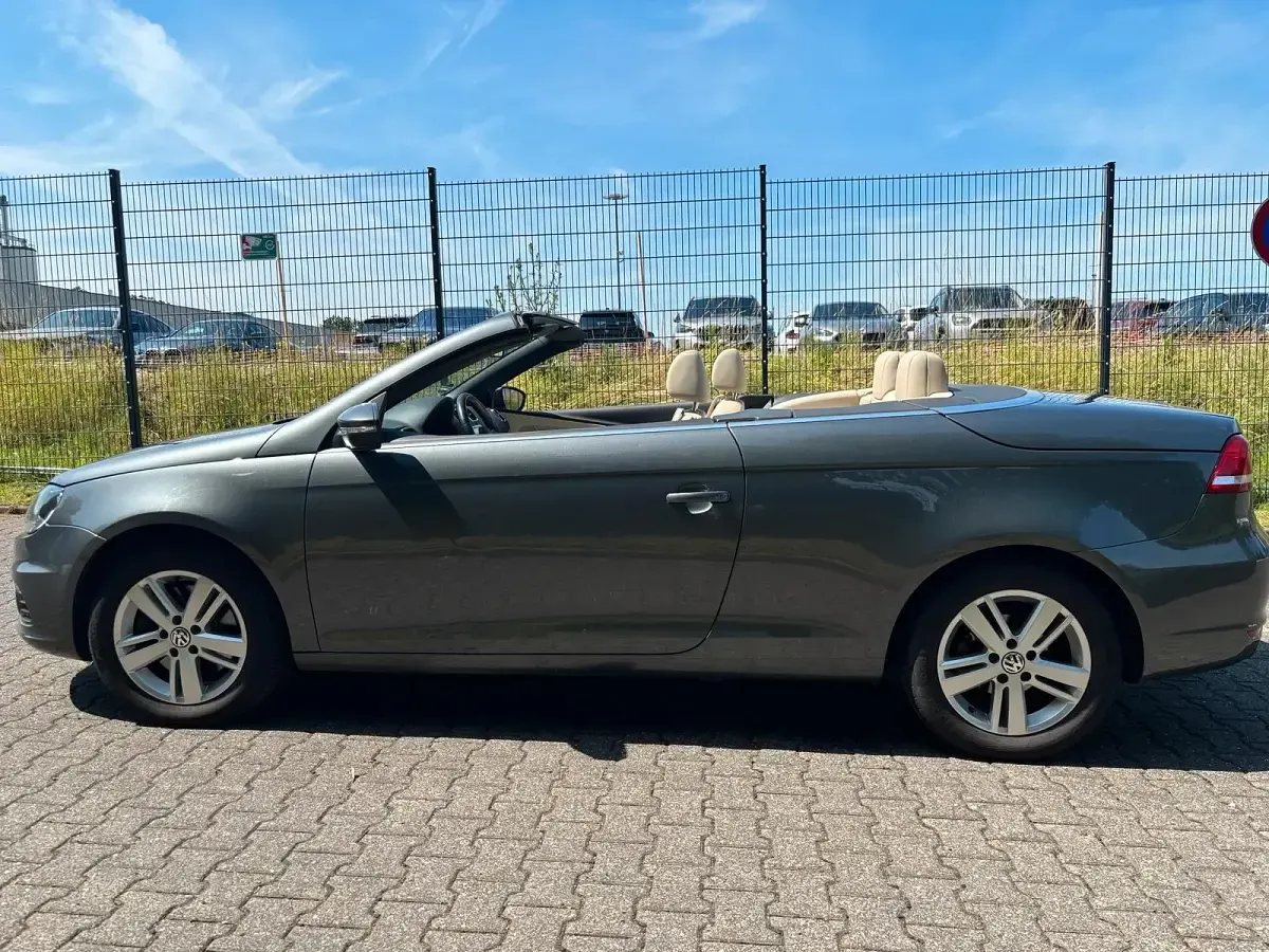 Gebraucht VW Eos 140 PS (102 kW) 2013 Grau Cabrio