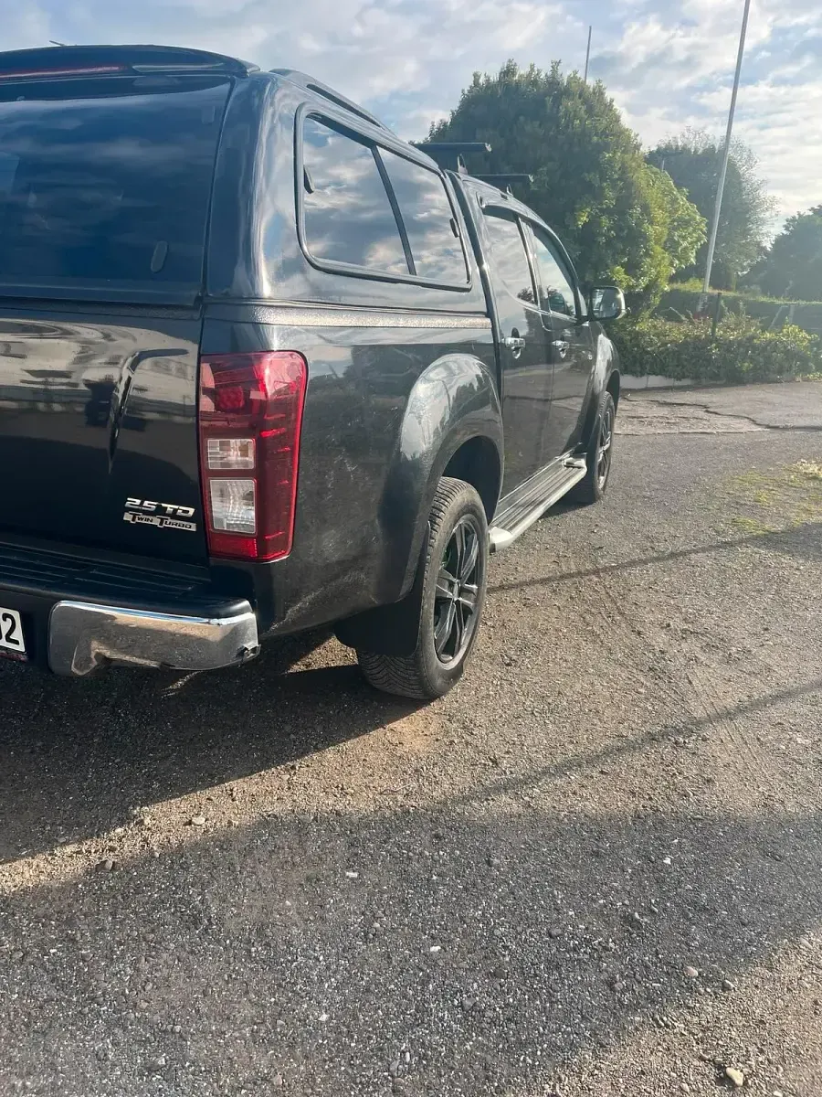 Käytetty Isuzu D-Max 163 HP (119 kW) 2016 Musta Nouto