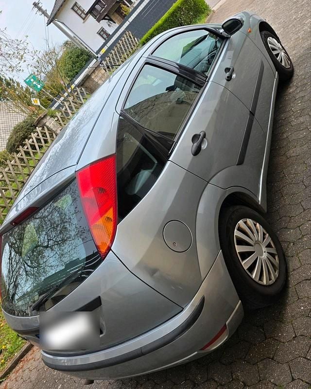 Second-hand Ford Focus 100 CP (73 kW) 2004 Argintiu Hatchback