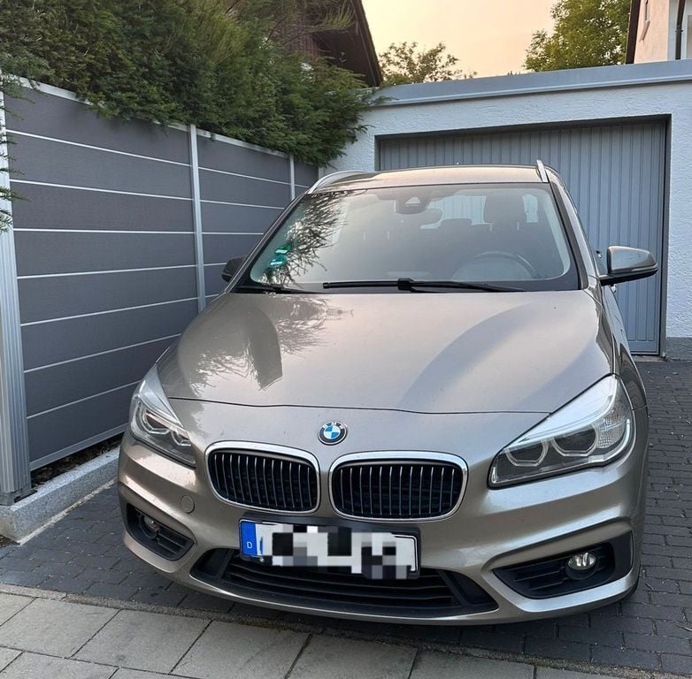 Gold Gebraucht 2017 BMW 225 Active Tourer iPerformance Van / Kleinbus | 10.900 € (Guter Preis) - Bild 1/4