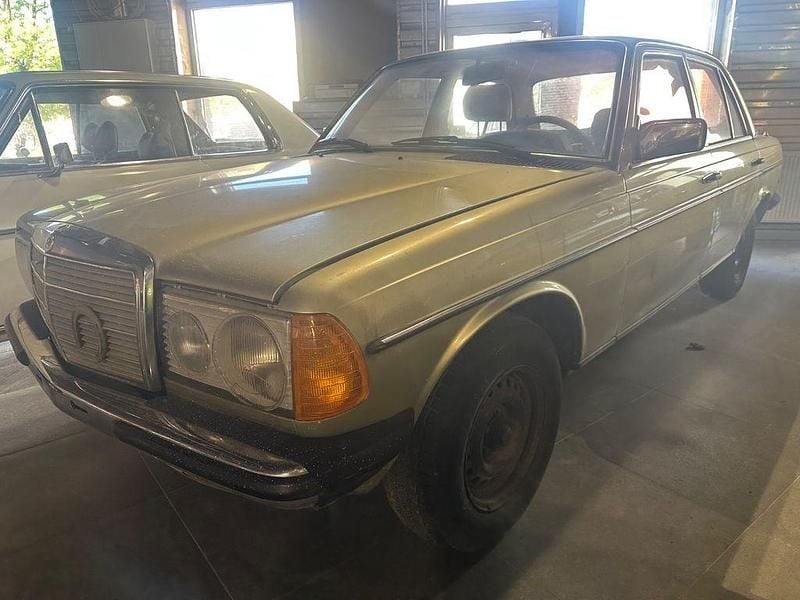 Gebraucht Mercedes 250 1981 Grün Limousine