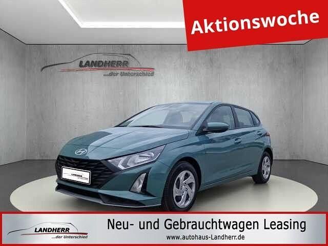 Mangrove grun Neu 2025 Hyundai i20 Comfort Limousine | 16.145 € (Superpreis) - Bild 1/4