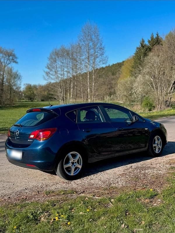 Second-hand Opel Astra 95 CP (69 kW) 2012 Albastru Hatchback