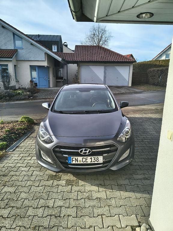 Gebraucht Hyundai i30 Trend 135 PS (99 kW) 2016 Grau Limousine