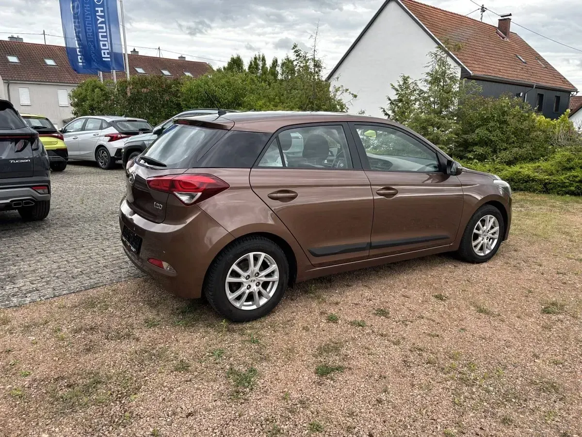 Gebraucht Hyundai i20 YES! Silver 101 PS (74 kW) 2015 Cashmere brown Limousine