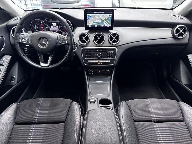 Gebraucht Mercedes CLA200 Shooting Brake 156 PS (114 kW) 2016 Rot Kombi
