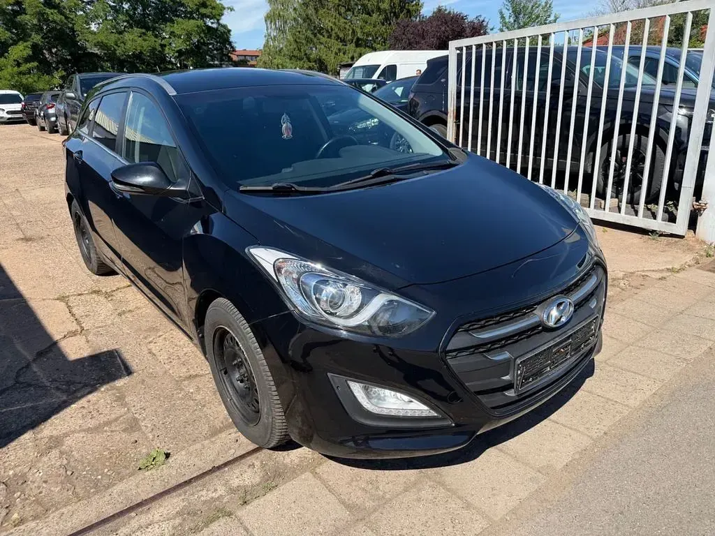 Gebraucht Hyundai i30 110 PS (80 kW) 2015 Schwarz Limousine