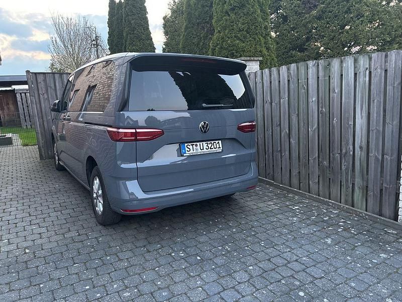 Second-hand VW Multivan 150 CP (110 kW) 2025 Gri Monovolum