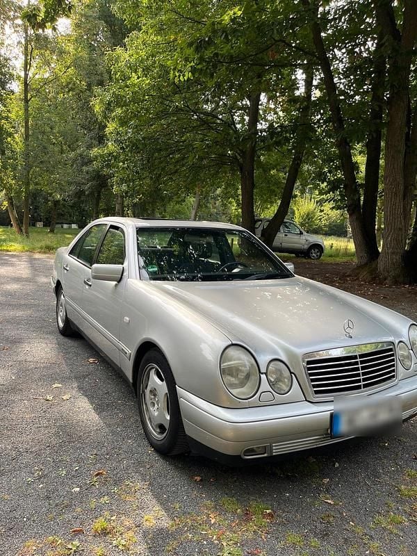 Silber Gebraucht 1996 Mercedes E230 Avantgarde Limousine | 4.500 € (Fairer Preis) - Bild 1/4