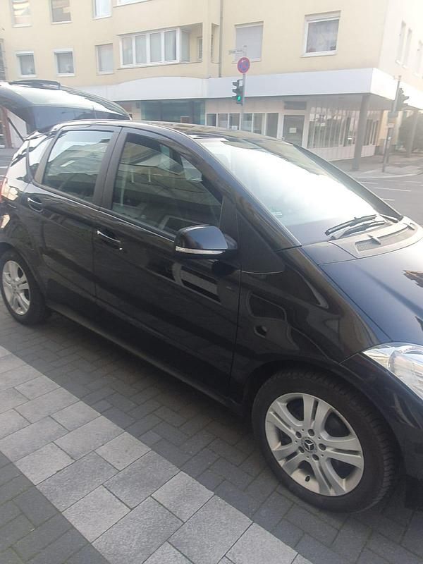Gebraucht Mercedes A180 95 PS (69 kW) 2010 Schwarz Kleinwagen