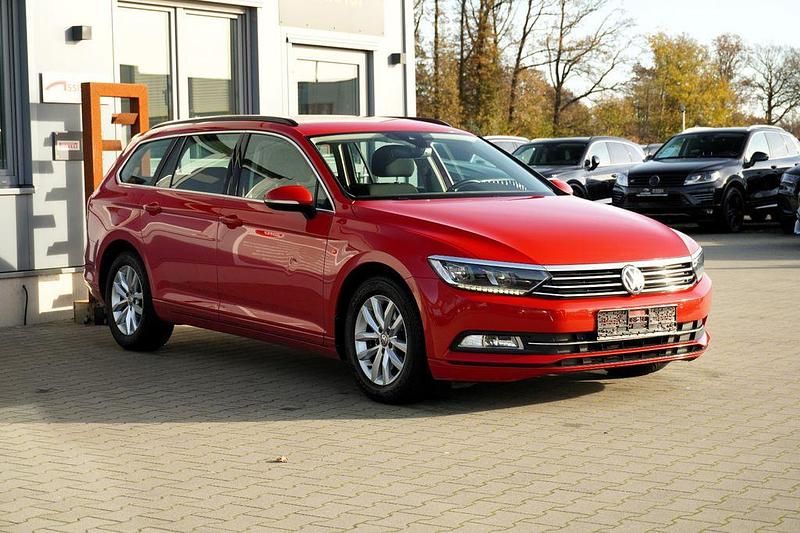 Gebraucht VW Passat Comfortline 120 PS (88 kW) 2018 Rot Kombi