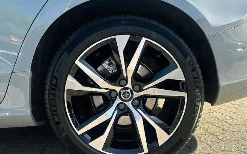 Gebraucht Volvo V60 Core 197 PS (144 kW) 2025 Grau Kombi