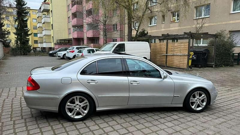 Silber Gebraucht 2006 Mercedes E200 Avantgarde Limousine | 6.900 € (Fairer Preis) - Bild 1/4