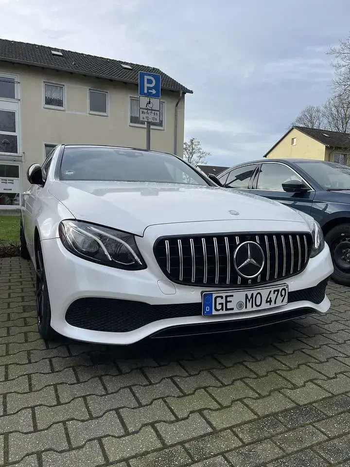 Gebraucht Mercedes E220 AMG 194 PS (142 kW) 2016 Weiß Limousine