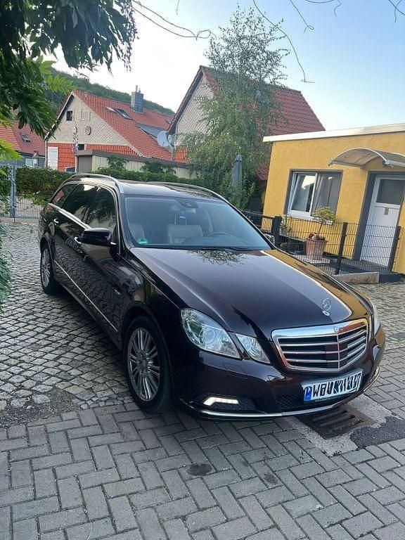 Braun Gebraucht 2010 Mercedes E350 Elegance Limousine | 10.900 € (Fairer Preis) - Bild 1/4