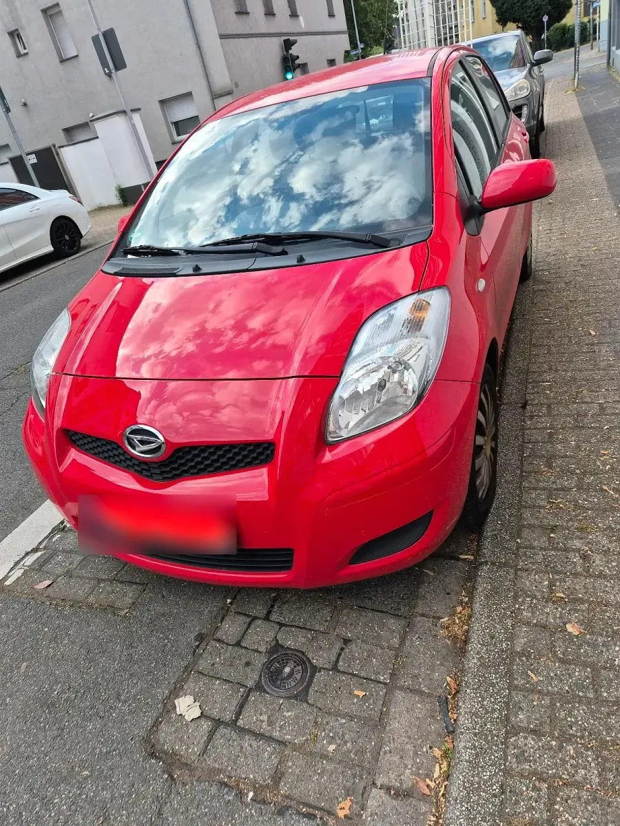Gebraucht Daihatsu Charade 99 PS (72 kW) 2012 Rot Limousine
