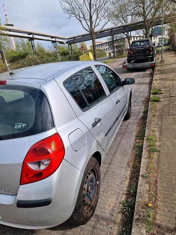 Gebraucht Renault Clio II 75 PS (55 kW) 2007 Silber Kleinwagen