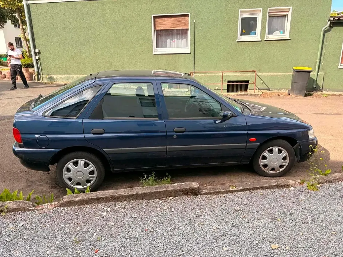 Gebraucht Ford Escort 70 PS (51 kW) 2000 Blau Limousine