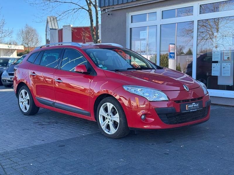 Gebraucht Renault Mégane III Dynamique 131 PS (96 kW) 2010 Rot Limousine