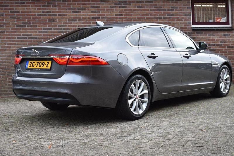 Gebraucht Jaguar XF Prestige 163 PS (119 kW) 2019 Grau Limousine