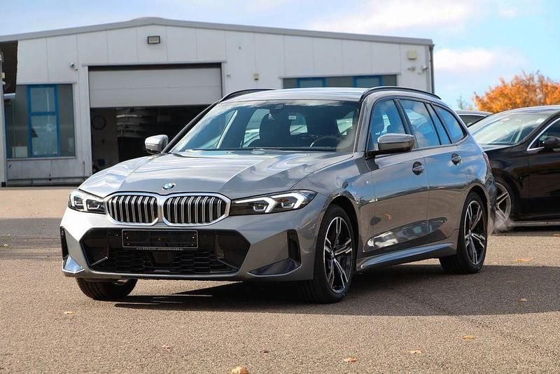 Grau Gebraucht 2024 BMW 330 Shadowline Kombi | 38.690 € - Bild 1/4
