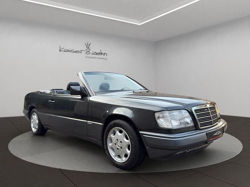 Gebraucht Mercedes E220 Classic 150 PS (110 kW) 1994 Schwarz Cabrio