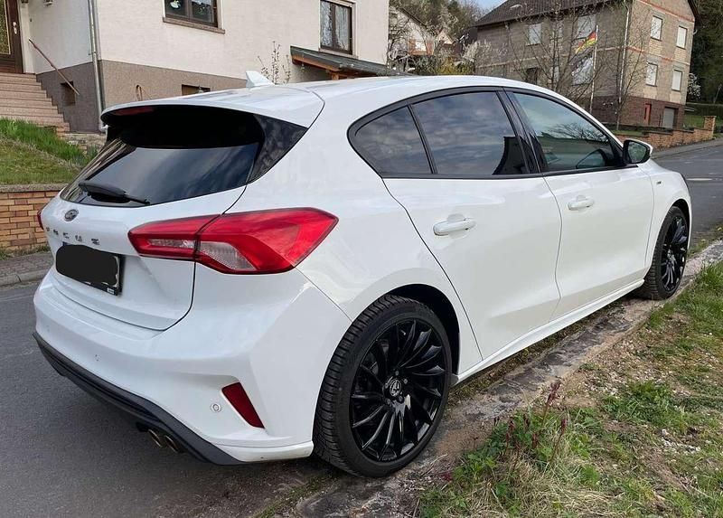 Używany Ford Focus ST-Line 150 KM (110 kW) 2020 Biały Sedan/Limuzyna