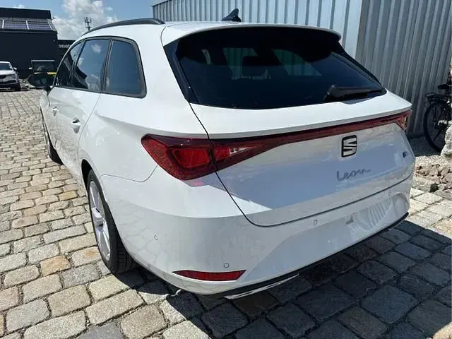 Neu Seat Leon FR 150 PS (110 kW) 2026 Glacial weiß metallic glacial weiß metallic Kombi