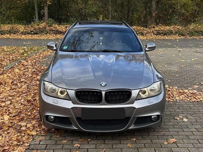Grau Gebraucht 2011 BMW 320 M Sport Kombi | 14.000 € - Bild 1/4