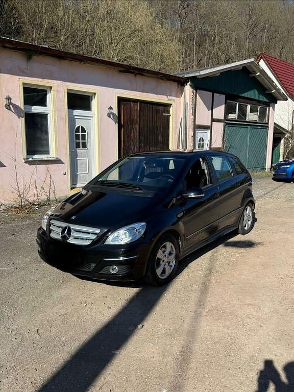 Gebraucht Mercedes B180 116 PS (85 kW) 2011 Schwarz Van / Kleinbus