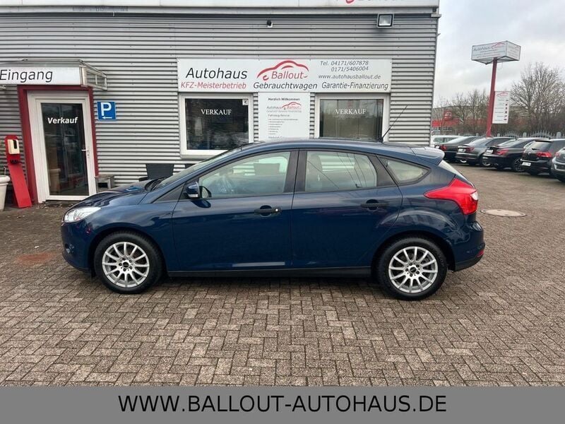 Blau Gebraucht 2014 Ford Focus Ambiente Limousine | 6.450 € (Etwas zu teuer) - Bild 1/4