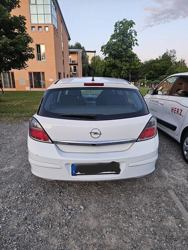 Gebraucht Opel Astra Selection 90 PS (66 kW) 2009 Weiß Limousine