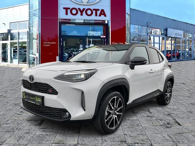 Gebraucht Toyota Yaris Hybrid Sport 116 PS (85 kW) 2022 Ash grey metallic (1k6)/ black mica SUV