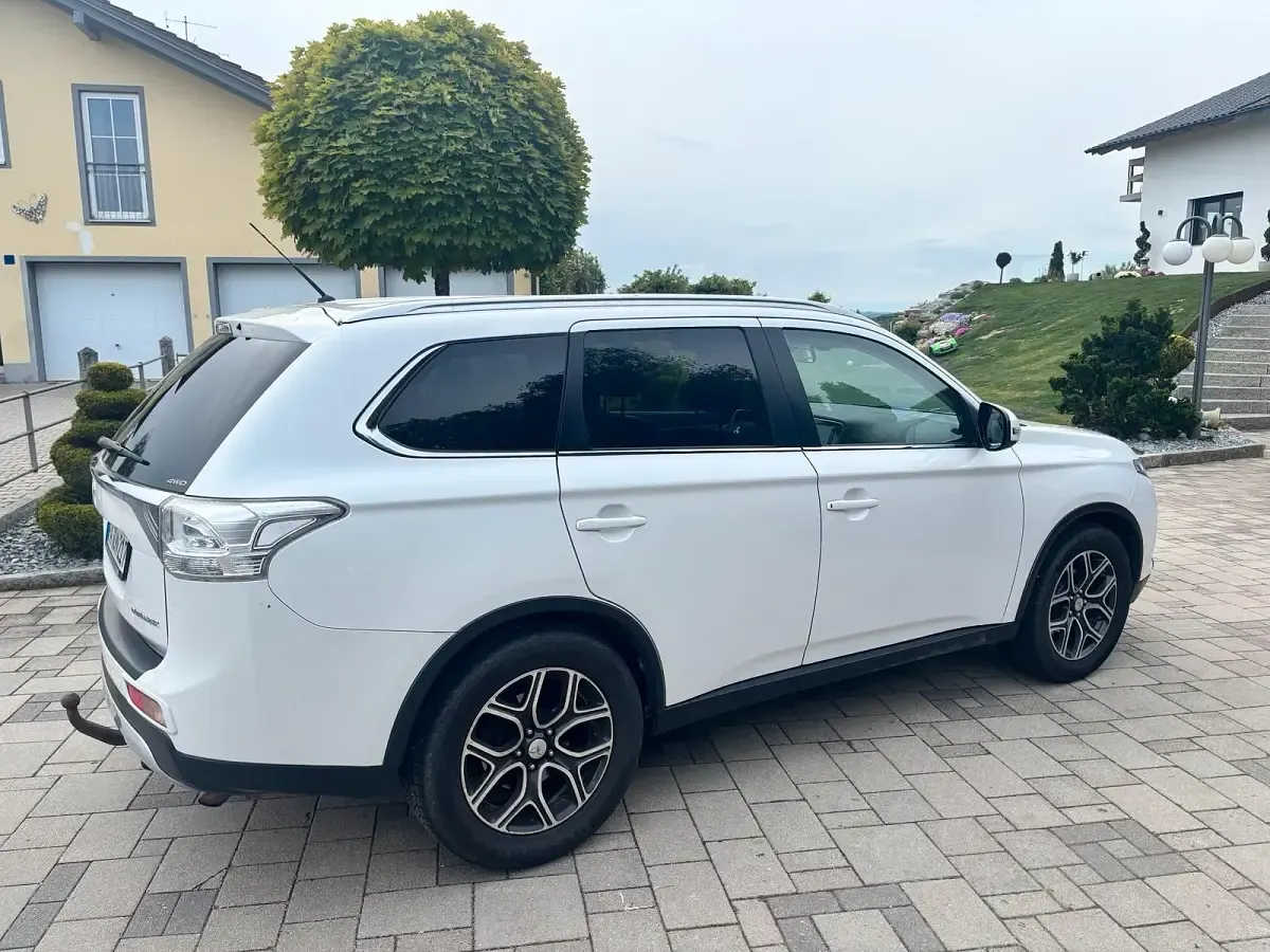 Gebraucht Mitsubishi Outlander 150 PS (110 kW) 2015 Weiß SUV
