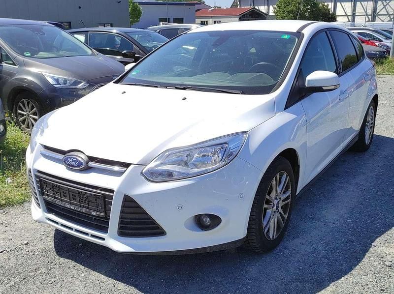 Gebraucht Ford Focus 125 PS (91 kW) 2013 Frostweiß Kleinwagen