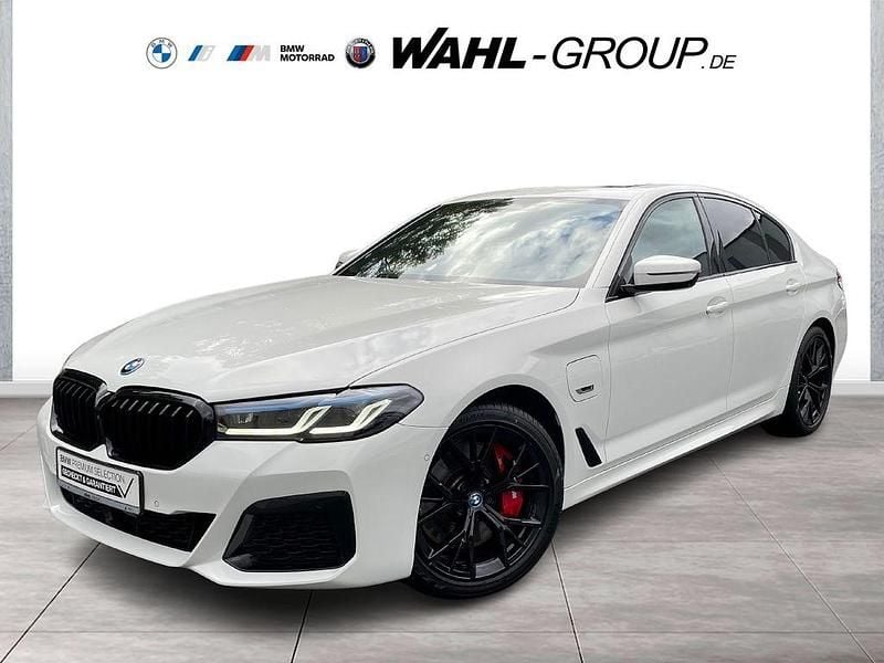 Weiß Gebraucht 2022 BMW 545e M Sport Limousine | 48.790 € (Fairer Preis) - Bild 1/4