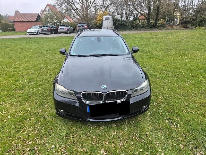 Gebraucht BMW 320 177 PS (130 kW) 2010 Schwarz Kombi